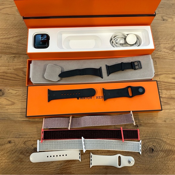 Hermes Noir Limited Edition Series 5 Apple Watch 40MM 650.00 $ - Picture 2 of 6